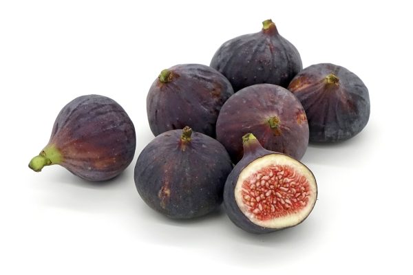 Two diagonal rows of three purple figs are arranged against a white background. Another fig half is cut open, displaying a red and white interior filled with seeds. Image via Pixabay.